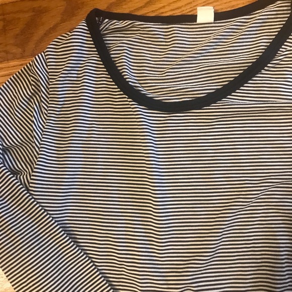 Kids size 9-10 Uniqlo Heattech black &,white striped baselayer top - Picture 5 of 6